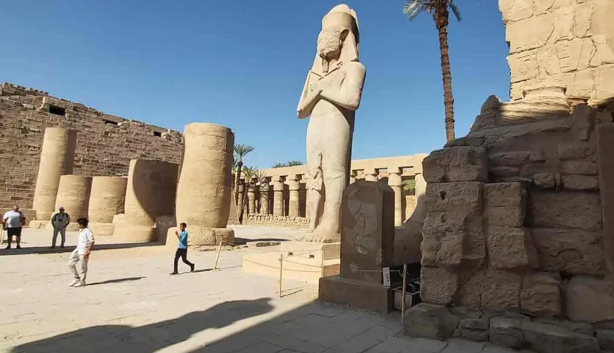 Templo de Karnak en Egipto, con grandes columnas de piedra y jeroglíficos del Antiguo Egipto.
