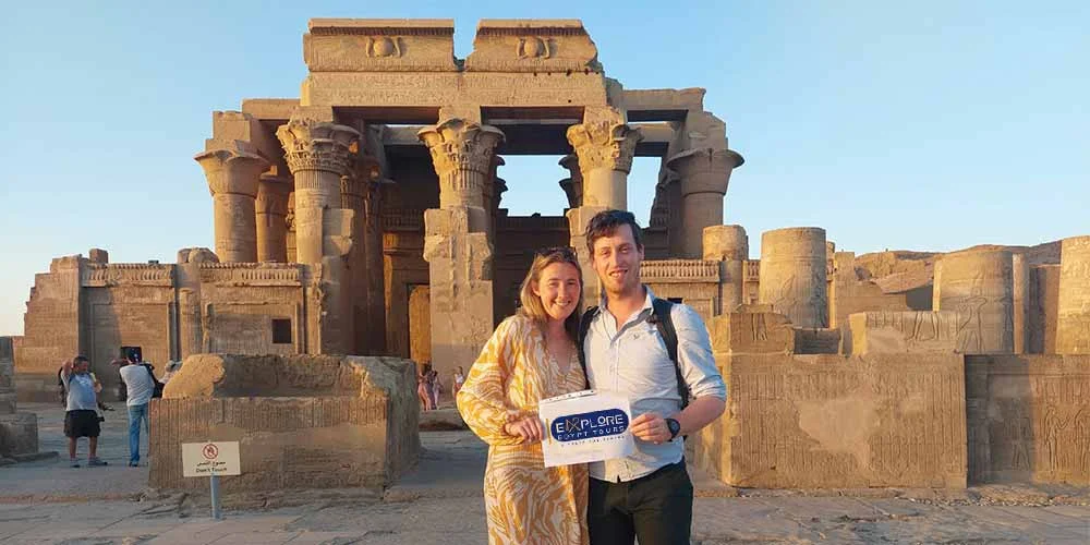 una amable pareja frente al Templo de Kom Ombo