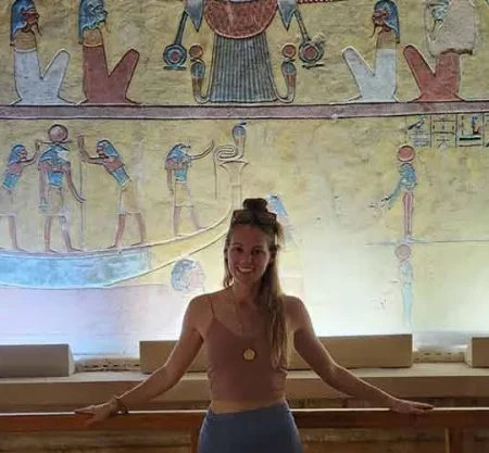 Una joven toma una foto dentro del Valle de los Reyes