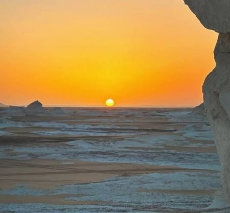 Coucher de soleil spectaculaire dans le désert blanc avec formations calcaires, lors d’une aventure entre le désert blanc et l'oasis de Bahariya