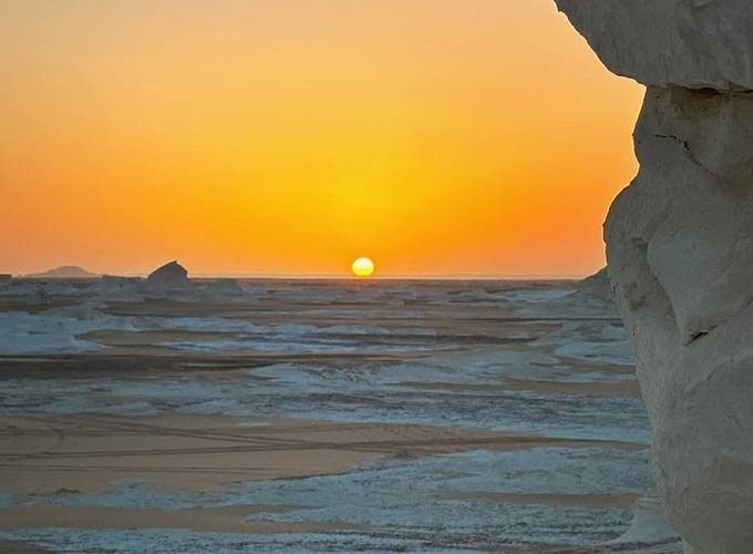Coucher de soleil spectaculaire dans le désert blanc avec formations calcaires, lors d’une aventure entre le désert blanc et l'oasis de Bahariya