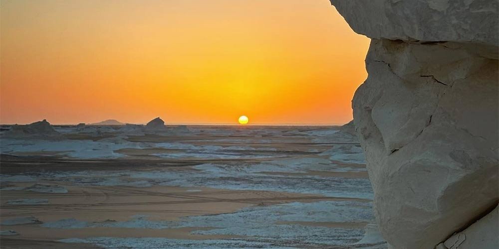 Coucher de soleil spectaculaire dans le désert blanc avec formations calcaires, lors d’une aventure entre le désert blanc et l'oasis de Bahariya