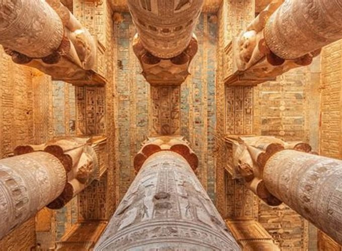 Six grand columns featuring exquisite carvings and ancient drawings that bring Pharaonic art to life.
