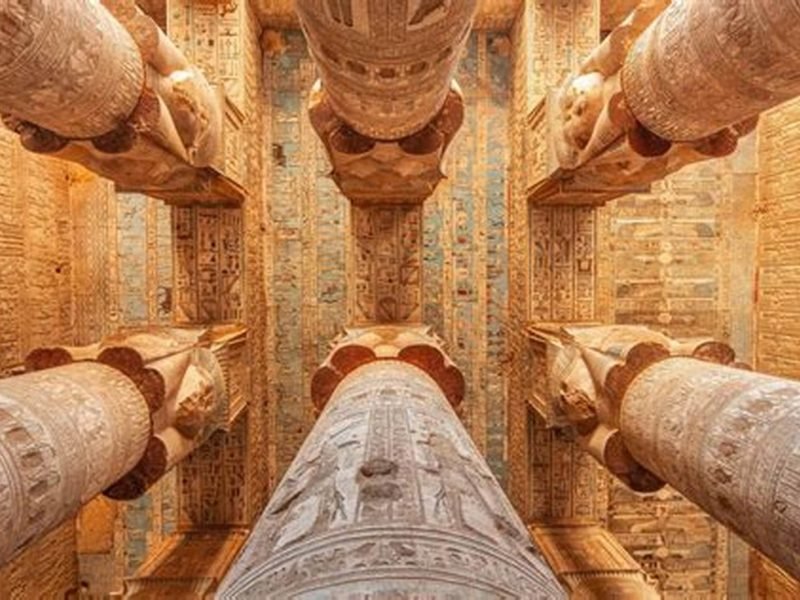 Six grand columns featuring exquisite carvings and ancient drawings that bring Pharaonic art to life.