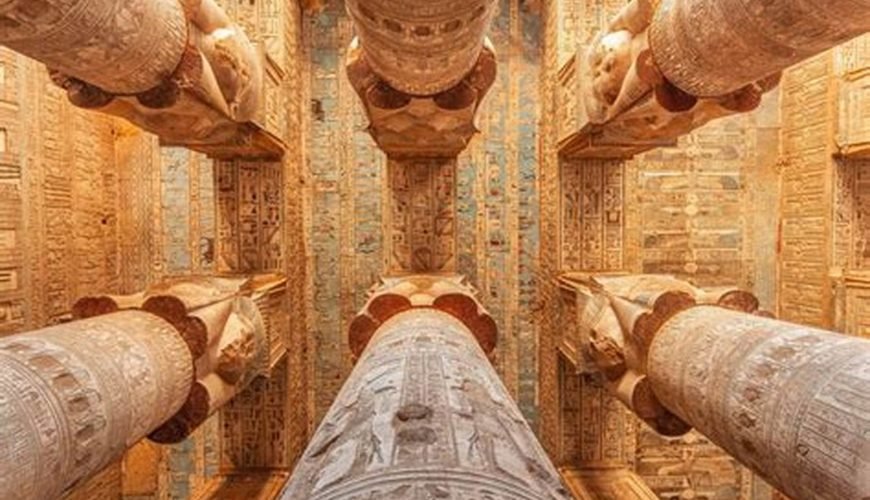 Six grand columns featuring exquisite carvings and ancient drawings that bring Pharaonic art to life.