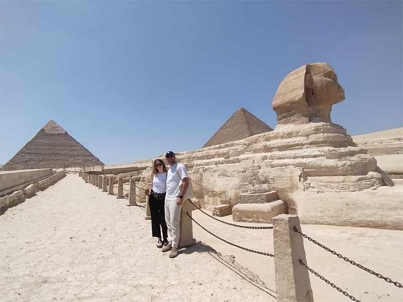 2 Guests in front of the Giza pyramids and near to Sphinx