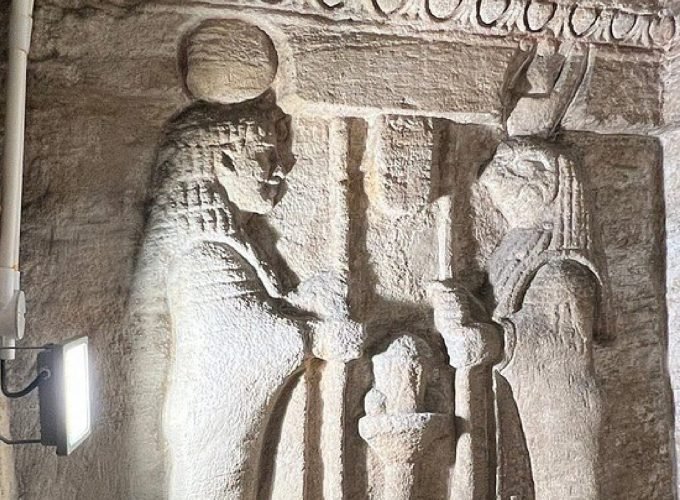 Interior das Catacumbas de Kom Al-Shoqafa, mostrando esculturas e túneis antigos.