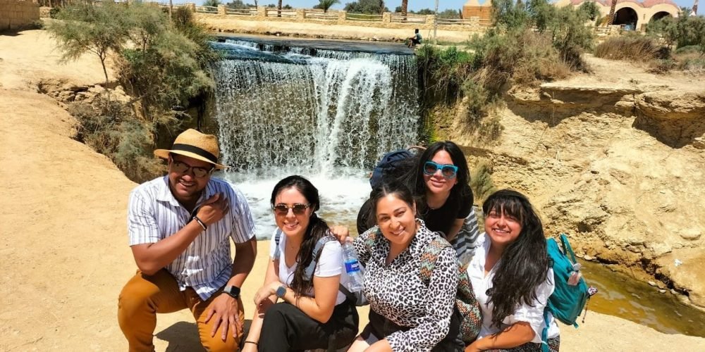 Vista panorâmica de Wadi El-Rayan mostrando lagos, cachoeiras e colinas arenosas.