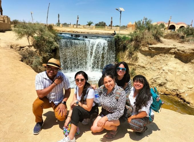 Vista panorâmica de Wadi El-Rayan mostrando lagos, cachoeiras e colinas arenosas.