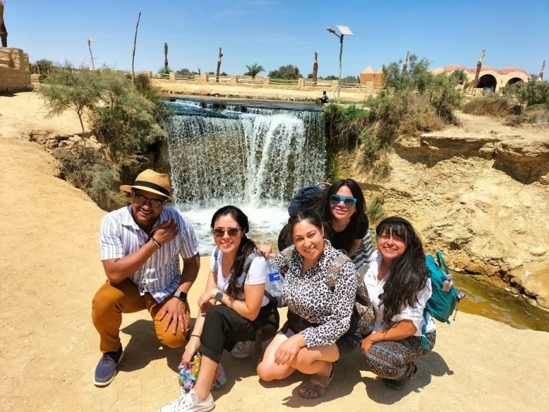 Vista panorâmica de Wadi El-Rayan mostrando lagos, cachoeiras e colinas arenosas.