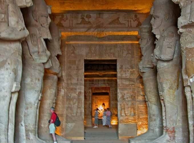 Fachada do templo de Abu Simbel com quatro estátuas gigantes do faraó Ramsés II.