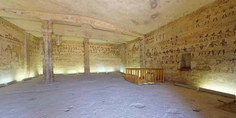 Túmulos de Beni Hassan esculpidos em penhascos, com relevos detalhados da vida cotidiana egípcia.