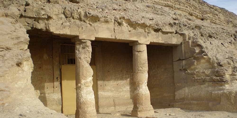 Visitantes explorando os túmulos antigos de Beni Hassan, no Médio Egito.