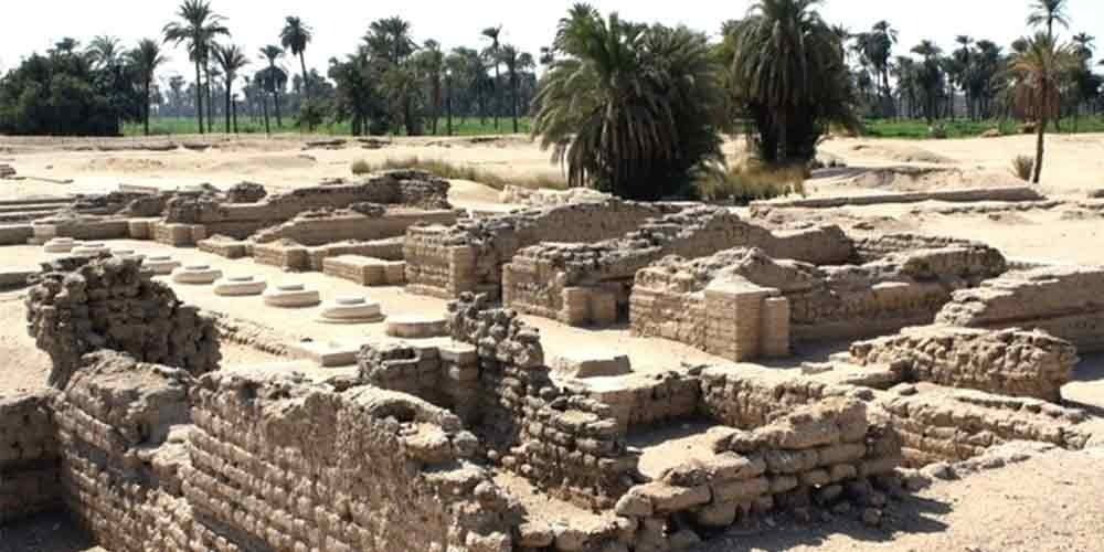 Ruínas de Tell el‑Amarna, antiga capital do faraó Akhenaton, com restos de templos e palácios.