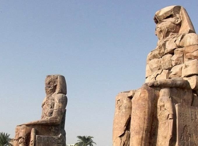 Os Colossos de Mêmnon, duas estátuas monumentais do faraó Amenófis III, em Luxor.