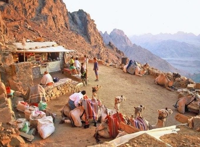 Entrada do Cânion Siq, passagem estreita e colorida que leva à cidade antiga de Petra.