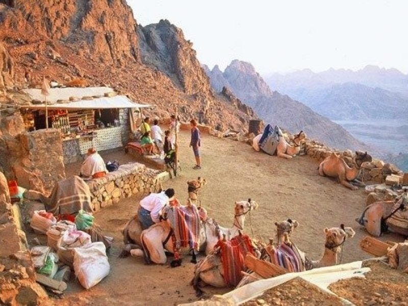Entrada do Cânion Siq, passagem estreita e colorida que leva à cidade antiga de Petra.
