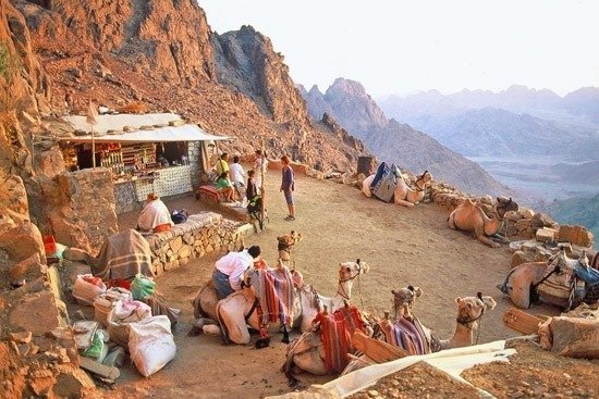 Entrada do Cânion Siq, passagem estreita e colorida que leva à cidade antiga de Petra.