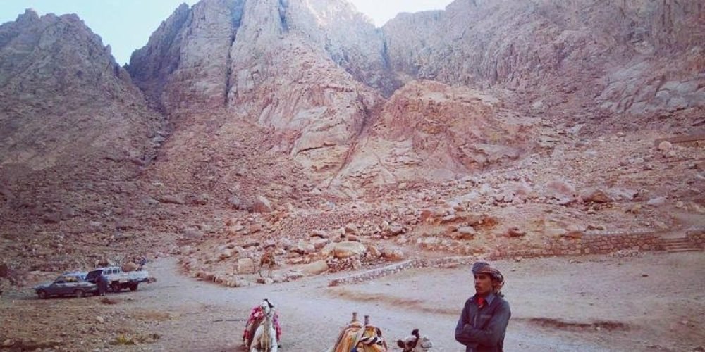 Fachada do Tesouro (Al-Khazneh) em Petra, Jordânia, esculpida nas rochas avermelhadas.