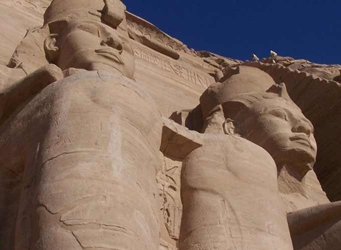 Vista panorâmica dos templos de Abu Simbel, esculpidos nas rochas à beira do deserto.