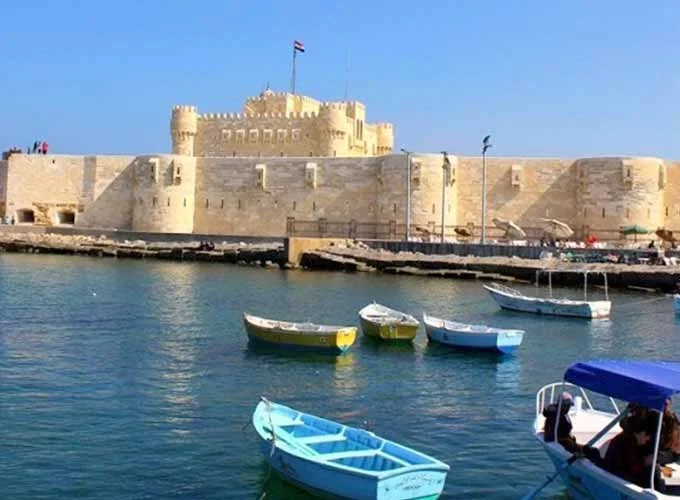 Fortaleza de Qaitbay en Alejandría, vista exterior que muestra su fuerza y fortificación