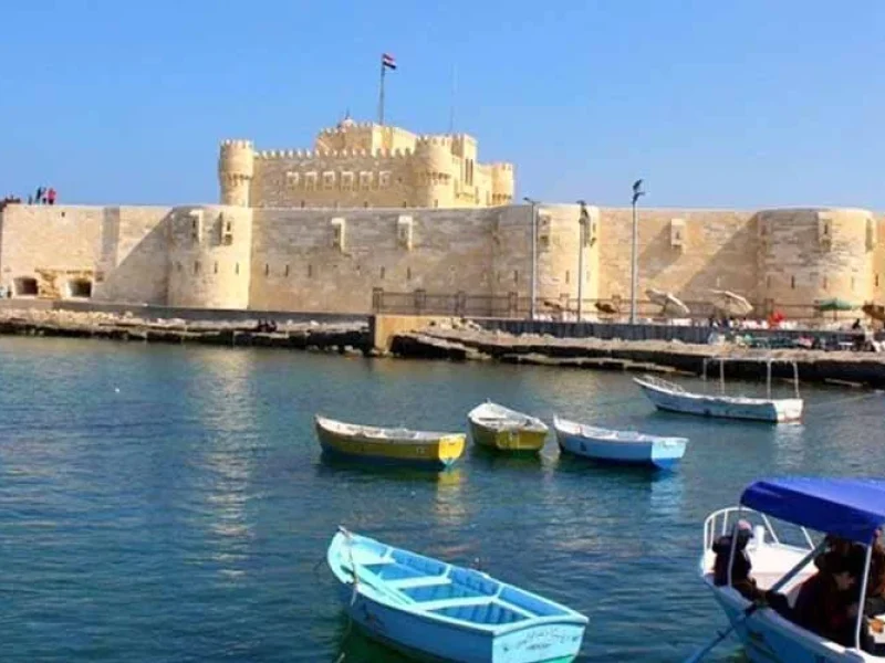 Fortaleza de Qaitbay en Alejandría, vista exterior que muestra su fuerza y fortificación