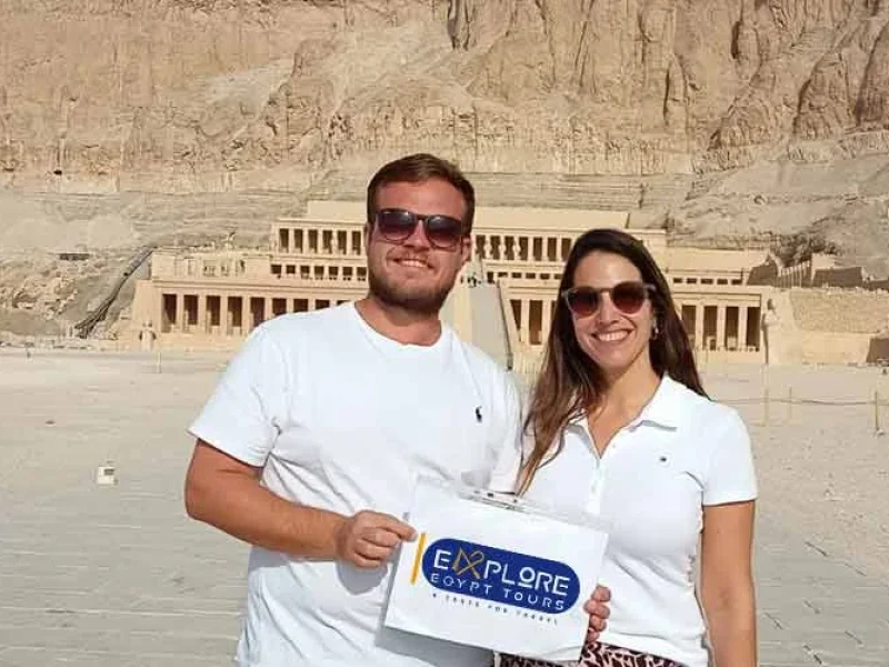 Pareja tomando una foto frente al Templo de Hatshepsut