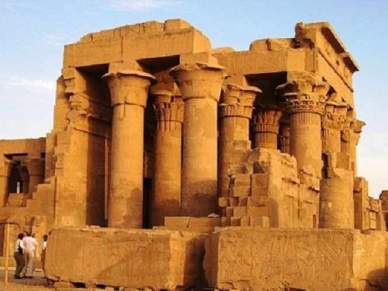 Templo de Kom Ombo às margens do rio Nilo, dedicado aos deuses Sobek e Hórus.