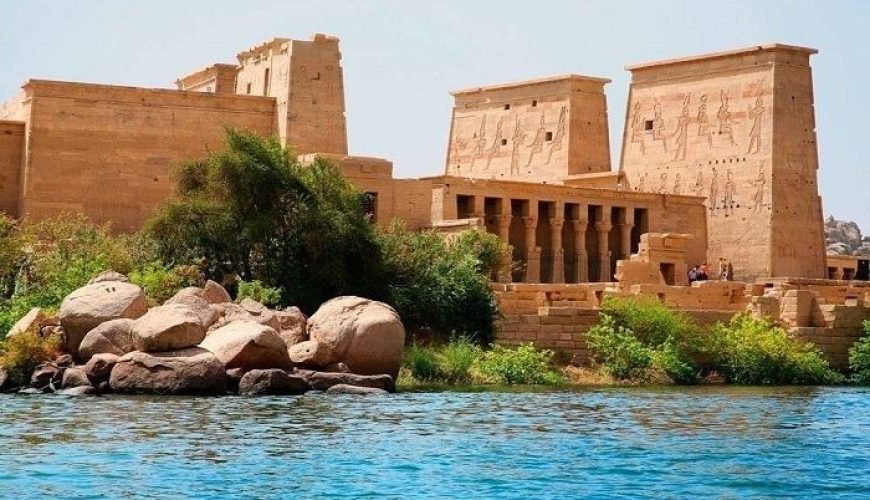 Vue du temple de Philae au bord du Nil lors d'une Journée à Assouan aux temple de Philae et Haut barrage
