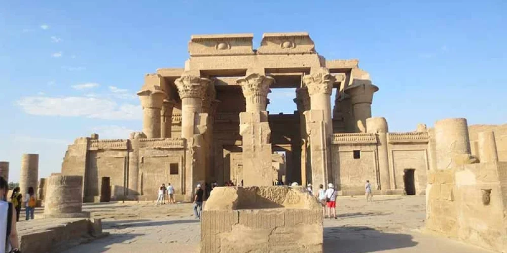 Templo de Kom Ombo, con su fachada y columnas frente al río Nilo.