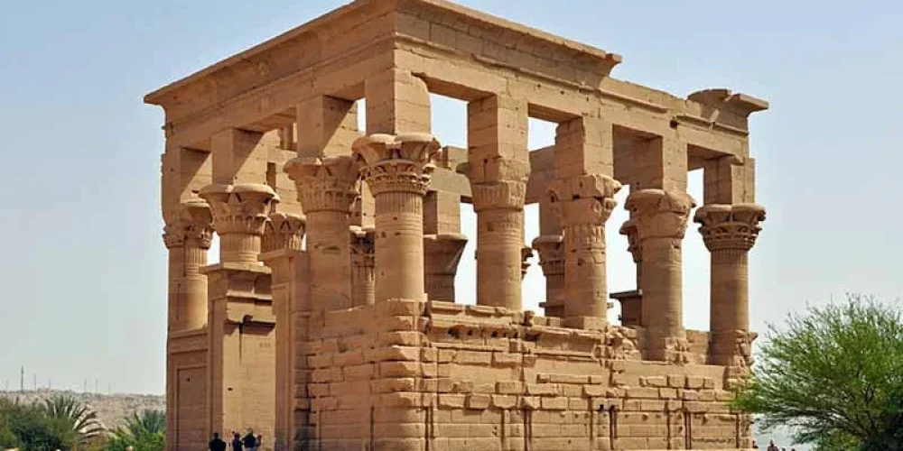 Templo de Filae junto al río Nilo, rodeado de agua y vegetación.