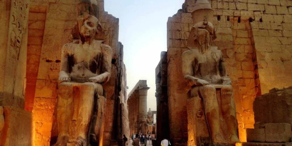 El majestuoso Templo de Luxor al atardecer con luces cálidas sobre sus columnas.