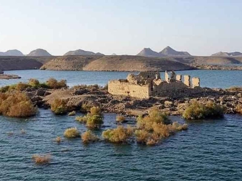 Ruínas do sítio arqueológico de Kasr Ibrim, destacando fortificações e restos de construções históricas.