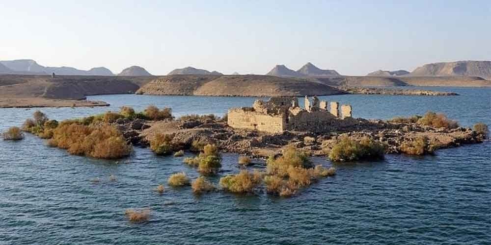 Ruínas do sítio arqueológico de Kasr Ibrim, destacando fortificações e restos de construções históricas.