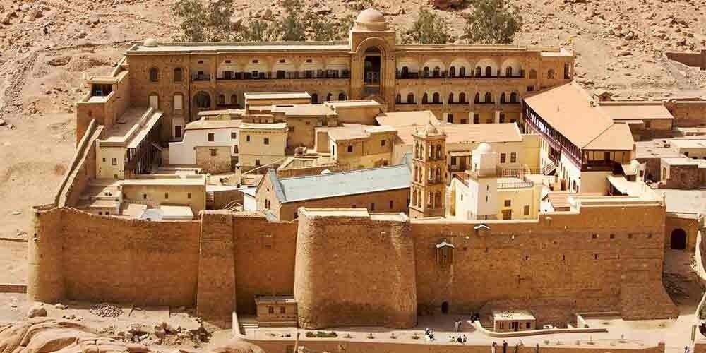 Monte Sinai e o Mosteiro de Santa Catarina, cercados por montanhas rochosas do deserto.
