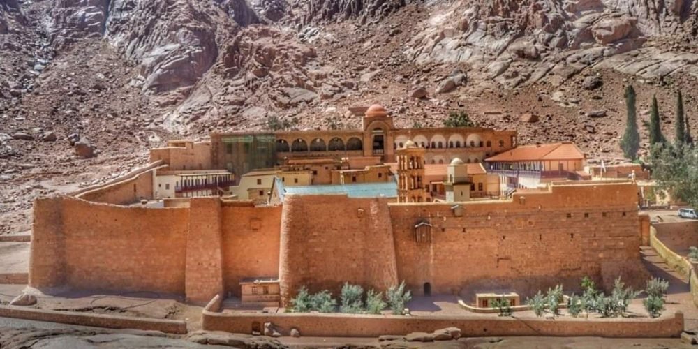 Visitantes caminhando pela região de Santa Catarina, no coração do Sinai.