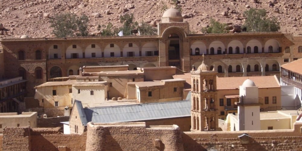 Vista panorâmica do Mosteiro de Santa Catarina com o Monte Sinai ao fundo.