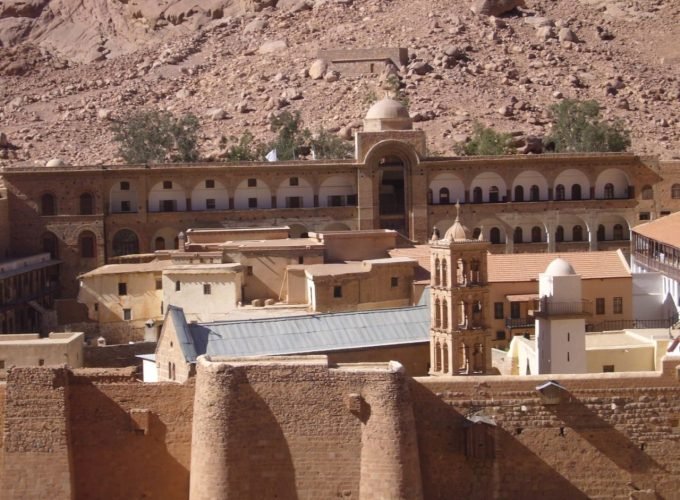Vista panorâmica do Mosteiro de Santa Catarina com o Monte Sinai ao fundo.