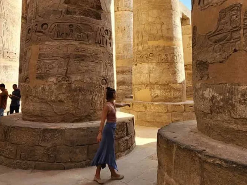 Una turista toma una foto entre las columnas del Templo de Karnak en Luxor