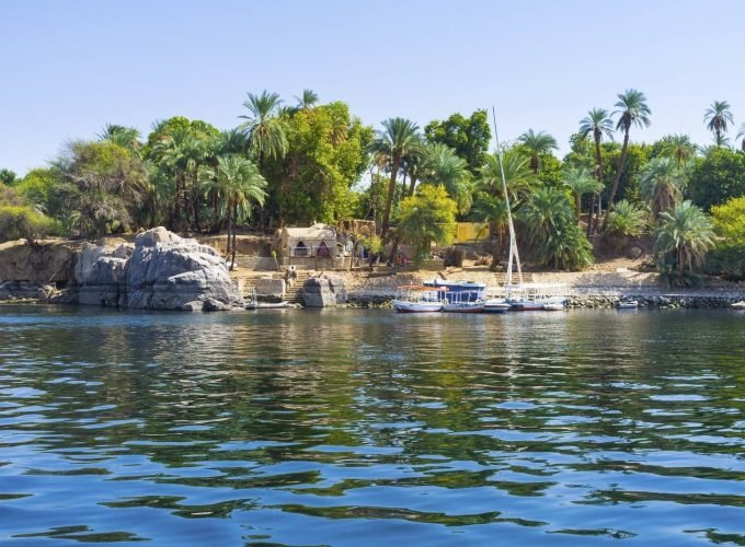 Barcos navegando pelo Lago Nasser, um dos maiores lagos artificiais do mundo.