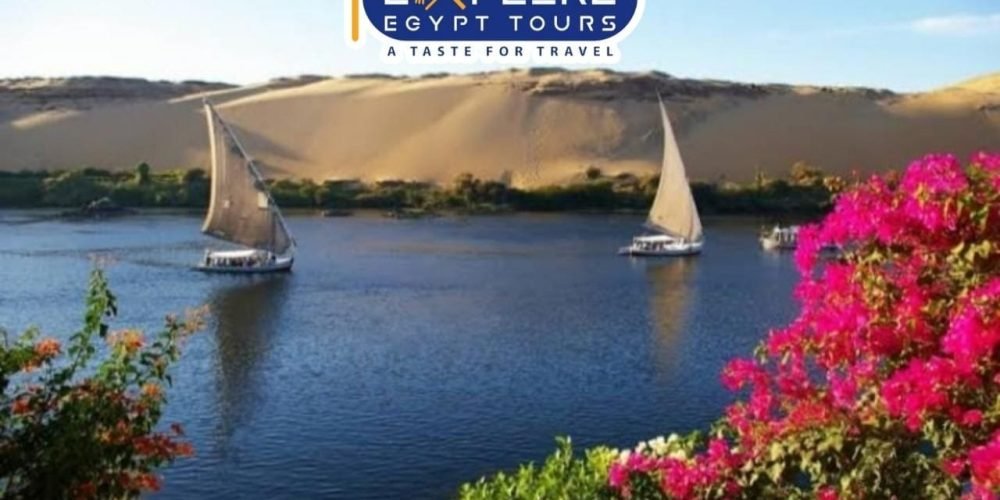 Feluca tradicional navegando pelo rio Nilo entre Aswan e Kom Ombo, com paisagens naturais ao redor.