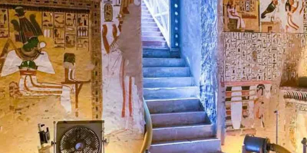 Grabados y pinturas en las paredes del Valle de las Reinas