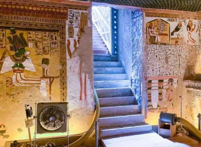 Grabados y pinturas en las paredes del Valle de las Reinas