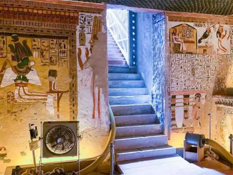 Grabados y pinturas en las paredes del Valle de las Reinas