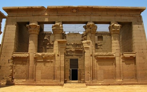 Vista panorâmica do Templo de Kalabsha com o lago e o deserto ao fundo.