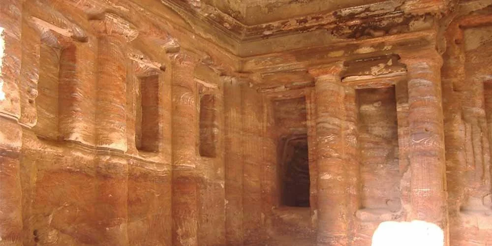 Columnas de piedra roja en la antigua ciudad de Petra, Jordania.