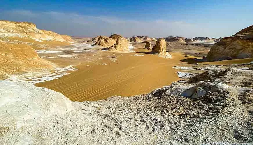 El Desierto Blanco de Egipto en Bahariya Oasis con su arena y formaciones rocosas únicas.