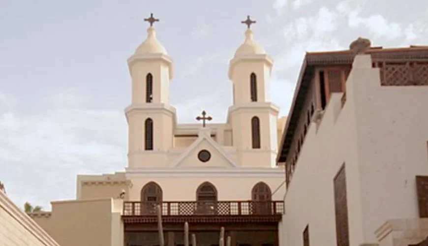 La Iglesia Colgante en El Cairo copto, construida sobre las murallas de Babilonia.