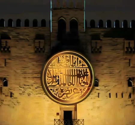La fachada de la Ciudadela de Qaitbay iluminada durante el espectáculo de Luz y Sonido.