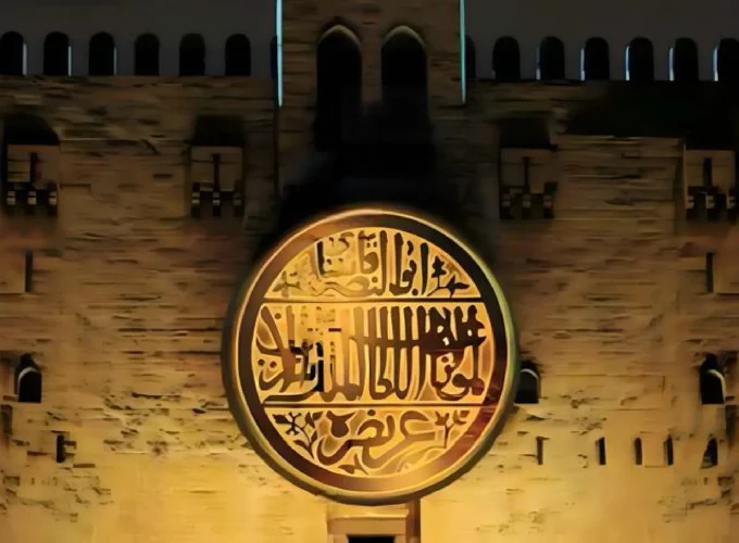 La fachada de la Ciudadela de Qaitbay iluminada durante el espectáculo de Luz y Sonido.